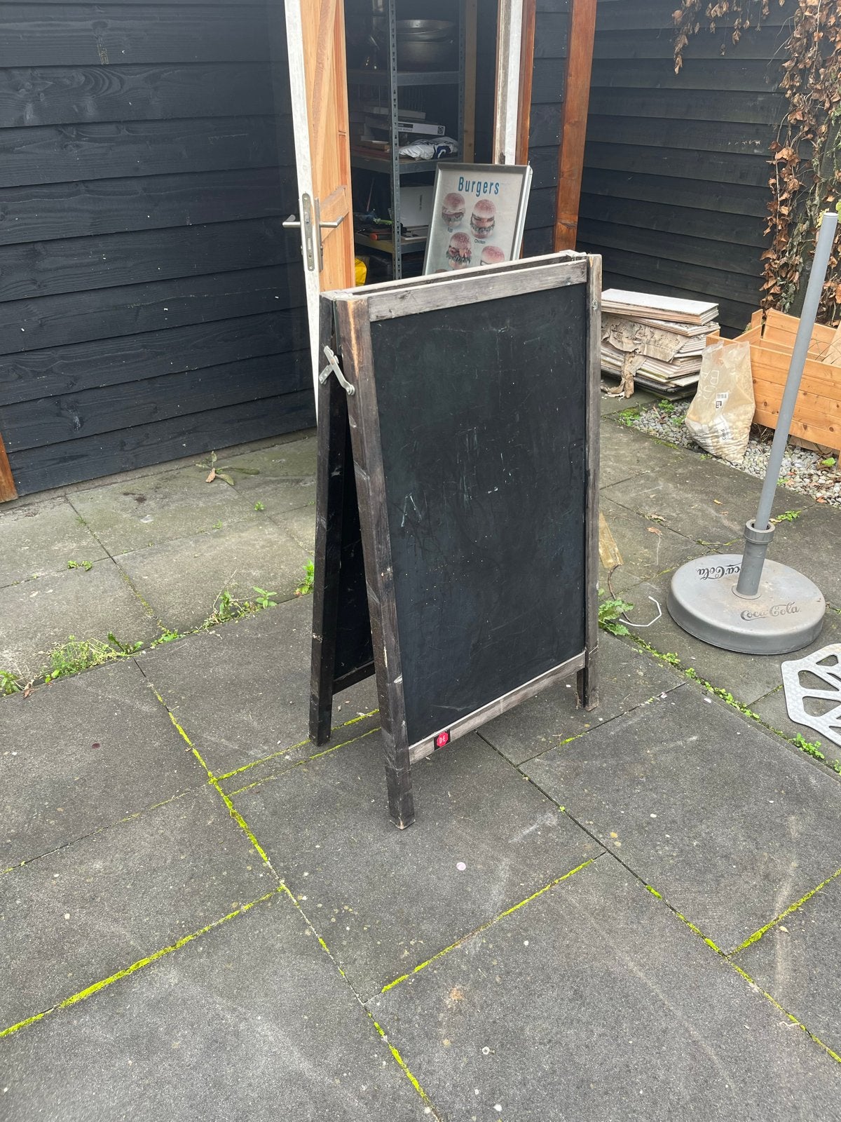Foto 4 van Diverse horeca-items: Frietstandaard, parasol, krijtbord