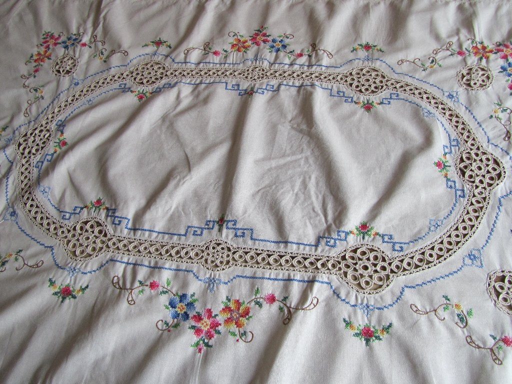 Geborduurd /gehaakt tafelkleed met bloemen, Verzenden