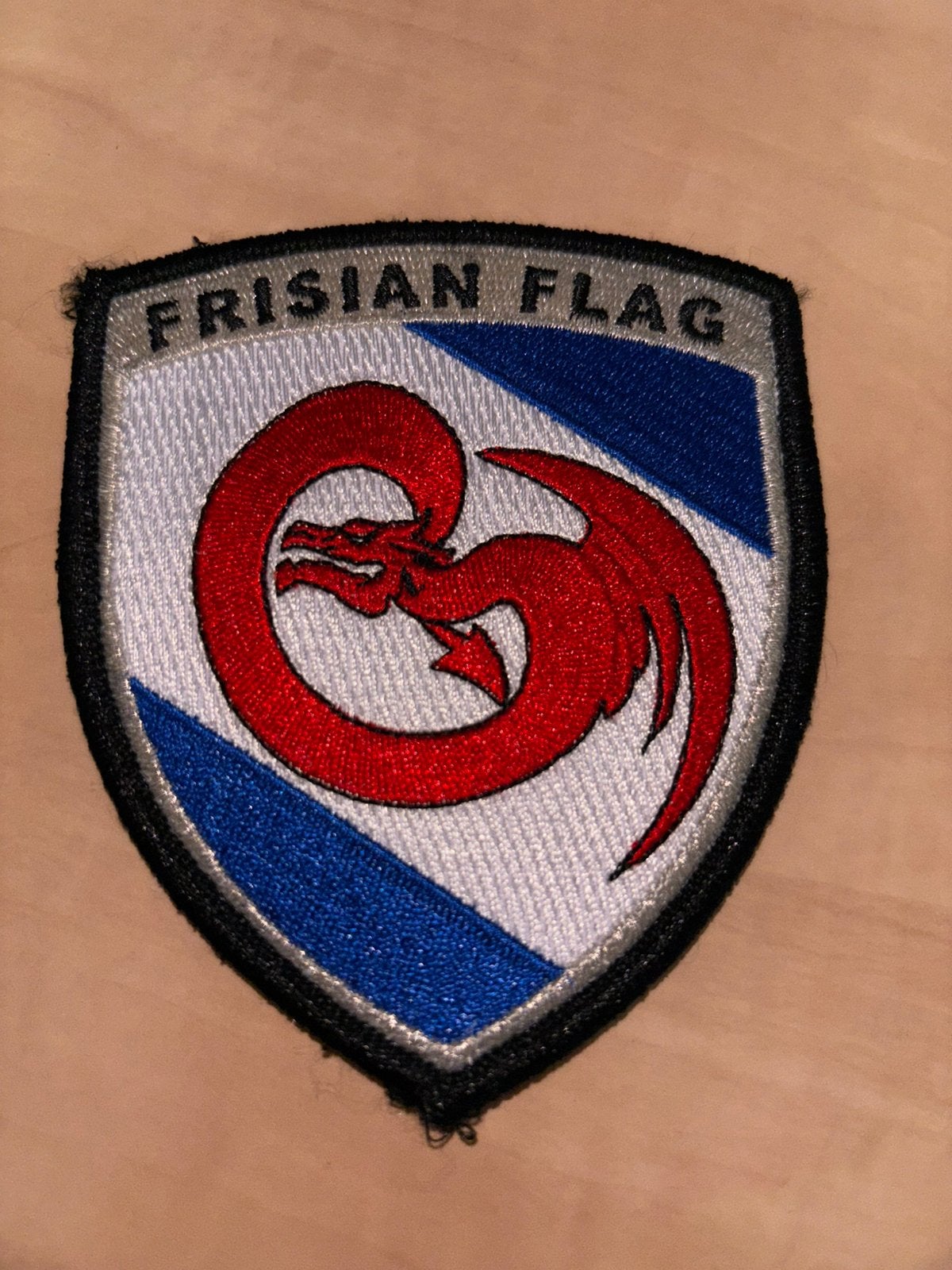 Mouwembleem frisian flag leeuwarden met velcro, Verzamelen, Verzenden, Landmacht, Engeland, Embleem of Badge