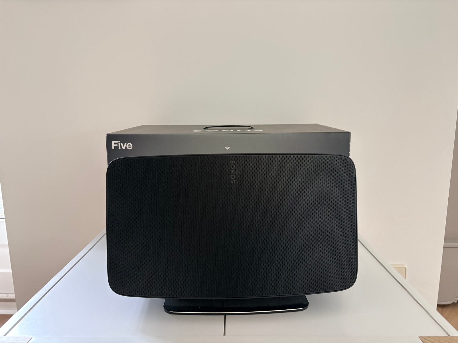 Sonos Five met tafelstandaard