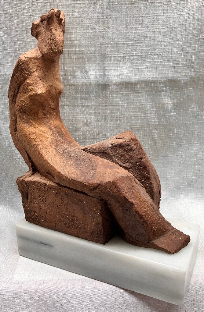 Gesigneerd zittend naakt chamotte op marmeren sokkel ca 1970, Verzenden, 20 - 50 cm, Beeld, Bruin