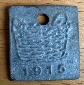 De aanduiding "1915" blikken plaatje voor haardhoutmand., Ophalen of Verzenden, Gebruikt, Vierkant, Overige materialen