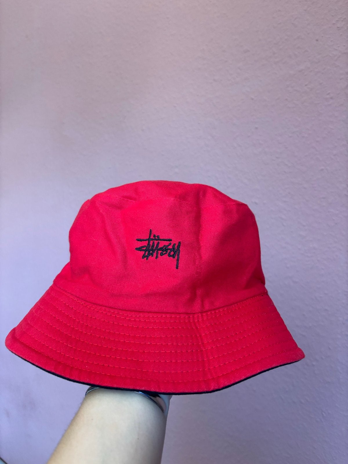 Stussy bucket hat omkeerbaar rood/zwart, Kleding | Dames, Ophalen of Verzenden, Zo goed als nieuw, One size fits all, Hoed
