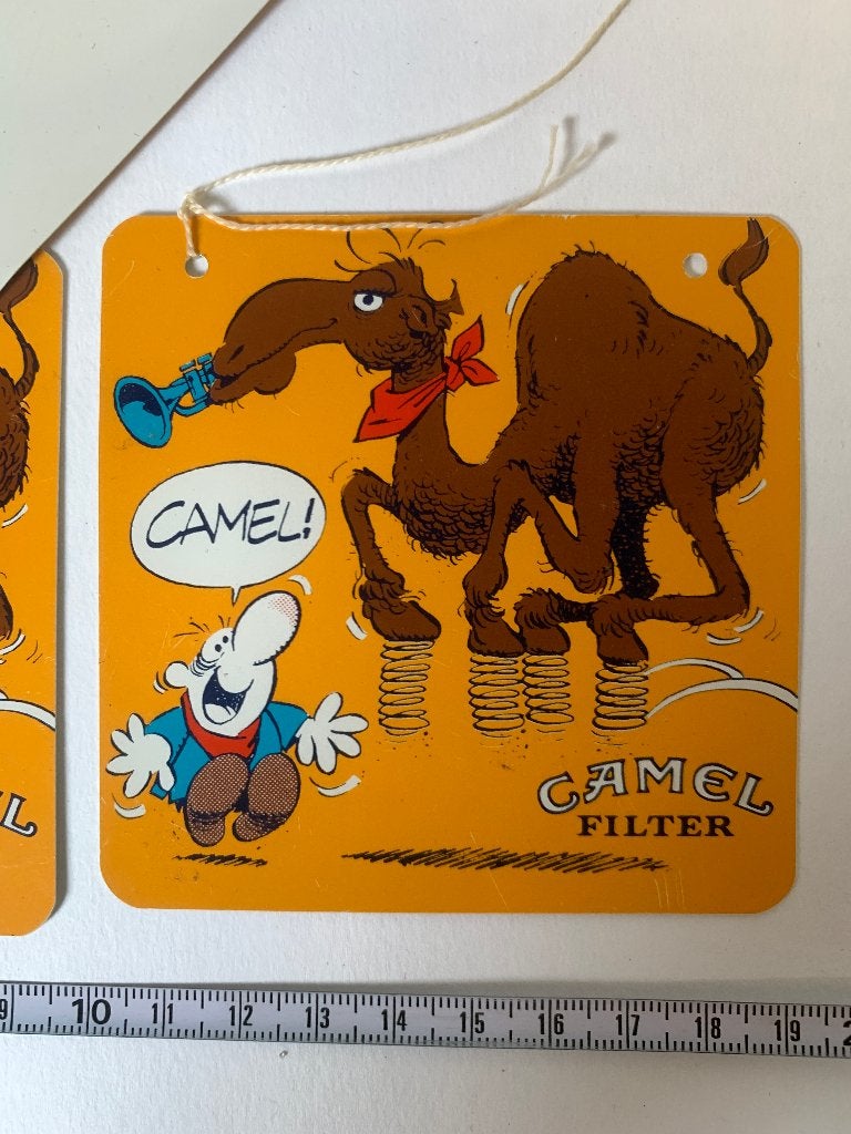 Vintage Camel Filter carnaval Reclamebordjes hangers, Ophalen of Verzenden, Gebruikt, Versiering, Carnaval