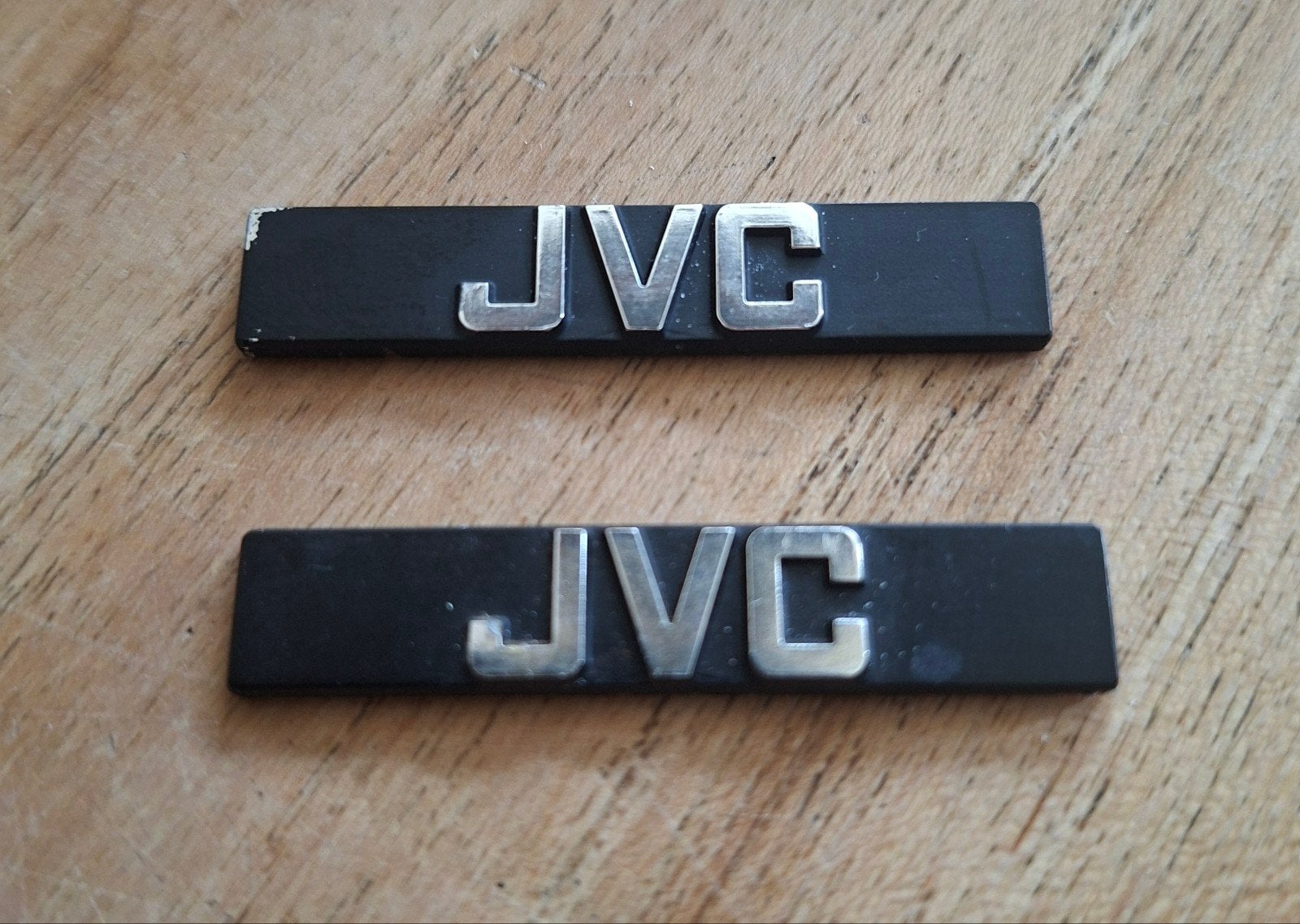 Originele Vintage JVC Logo-Emblemen (9x46mm), Ophalen of Verzenden, Gebruikt, Platenspeler-onderdeel, Overige merken