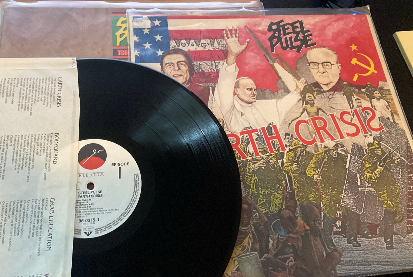 Lp reggae Steel Pulse – Earth Crisis 1984 EU zeer mooi, Ophalen of Verzenden, Zo goed als nieuw, LP