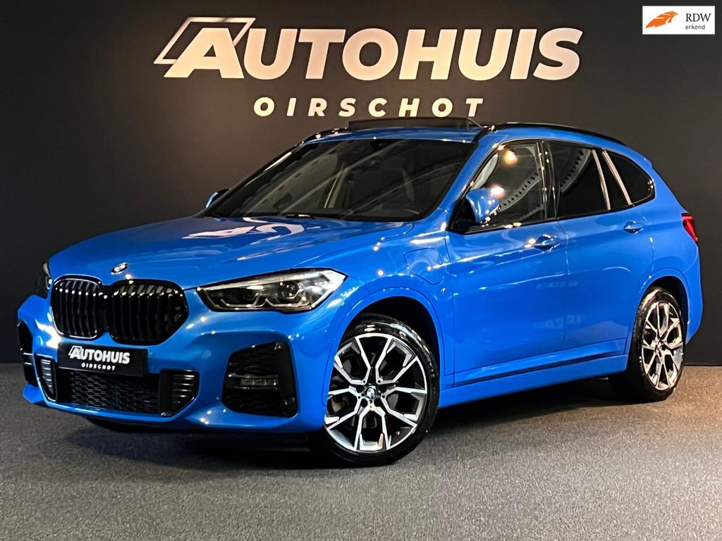 BMW X1 XDrive25e High Executive Edition M Pano/ Leder/ Adapt, Gebruikt, Zwart, Blauw, Bedrijf