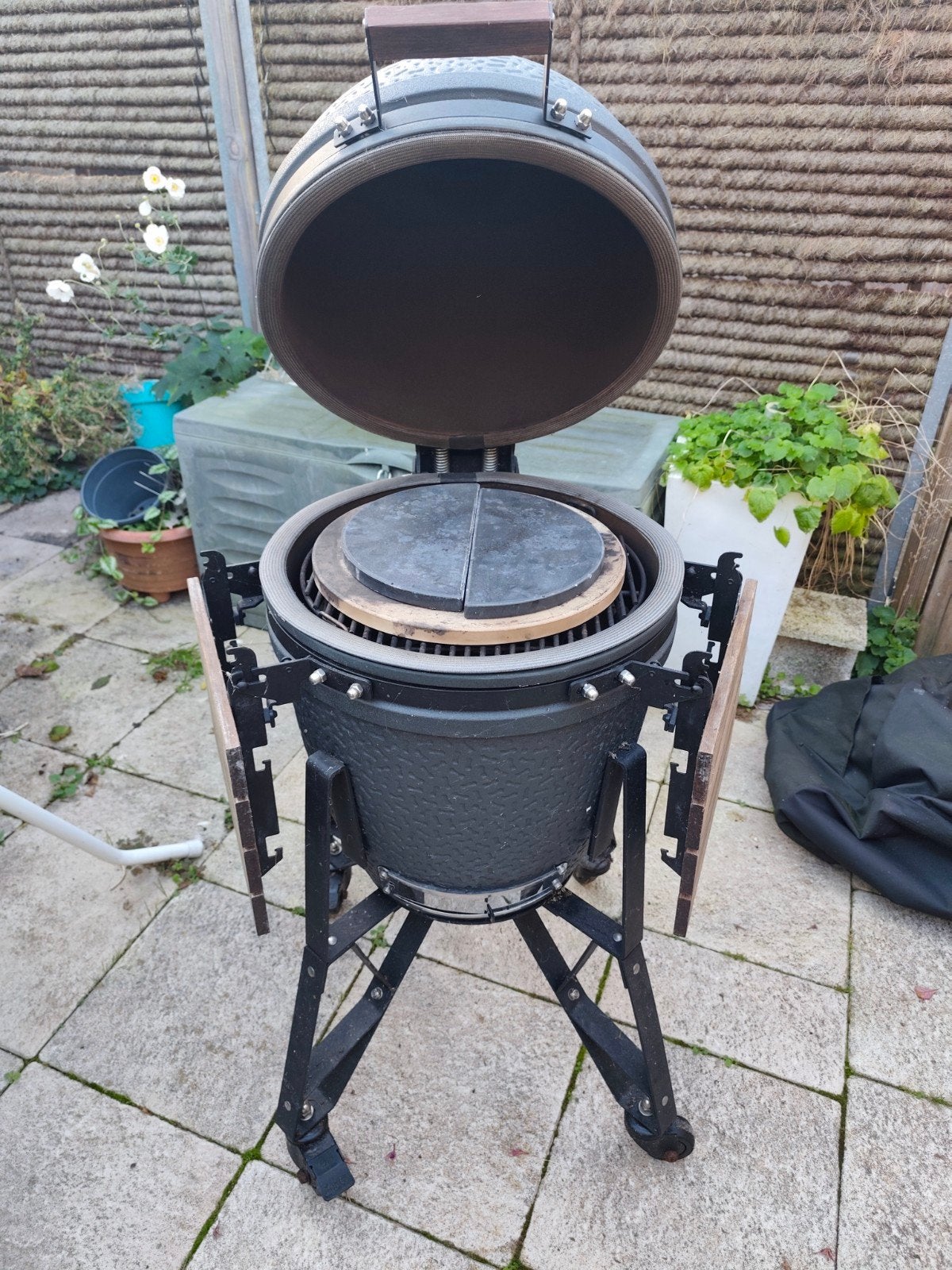 The Bastard Compact Kamado BBQ met accessoires, Tuin en Terras, Ophalen, Gebruikt, The Bastard