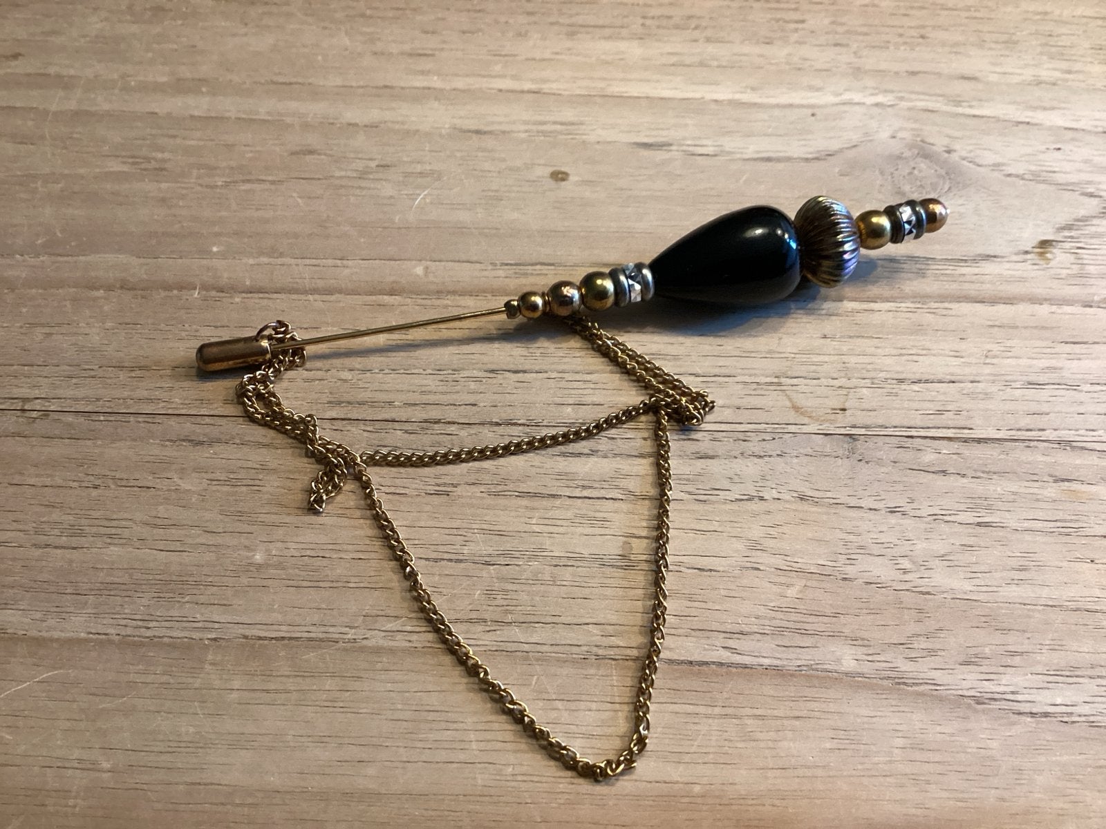 Vintage hoedenspeld met zwarte kraal en gouden details, Ophalen of Verzenden, Overige materialen