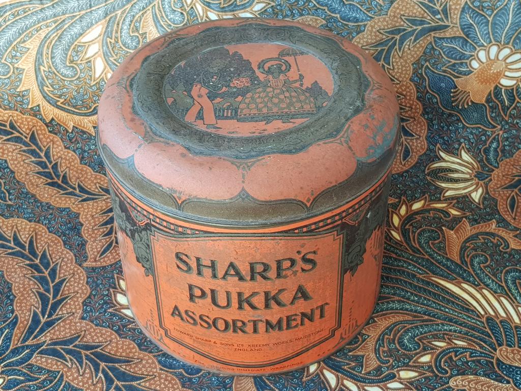 Groot antiek blik van Sharp's pukka assortment uit Engeland., Ophalen of Verzenden