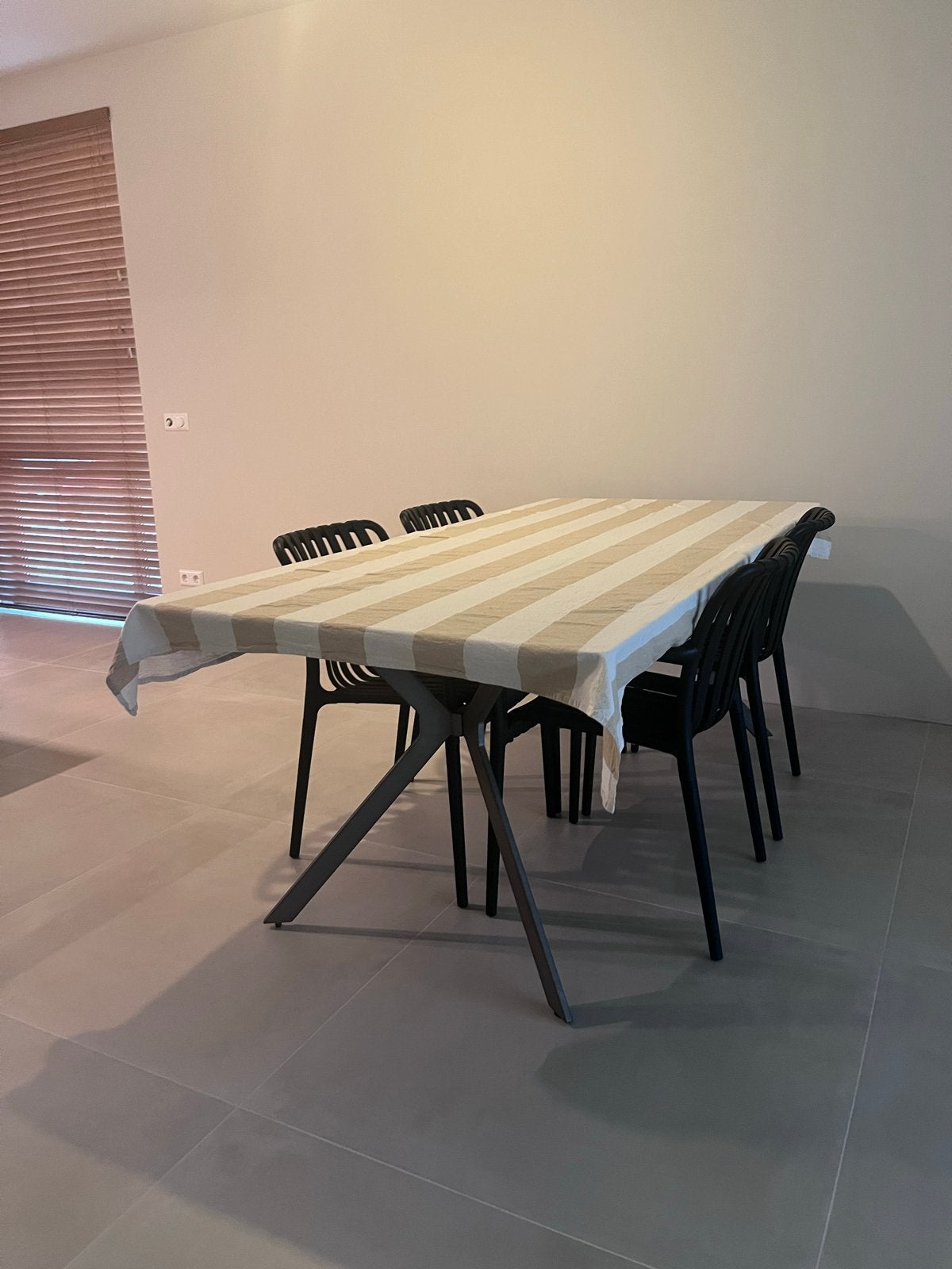 Moderne eettafel met 4 stoelen, Huis en Inrichting, Tafels | Eettafels, Ophalen, 50 tot 100 cm, Zo goed als nieuw, Vier personen
