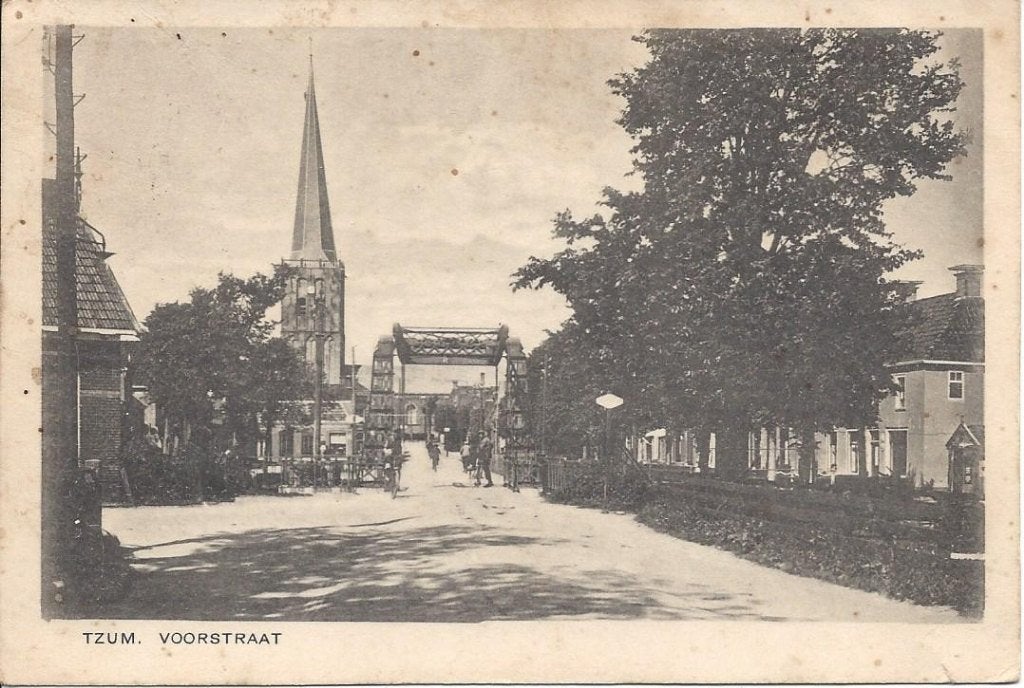 Tzum (Frl.) Tsjom, Voorstraat, Dorpsgezicht met Volk, 1920, Ophalen of Verzenden, Voor 1920, Gelopen, Friesland