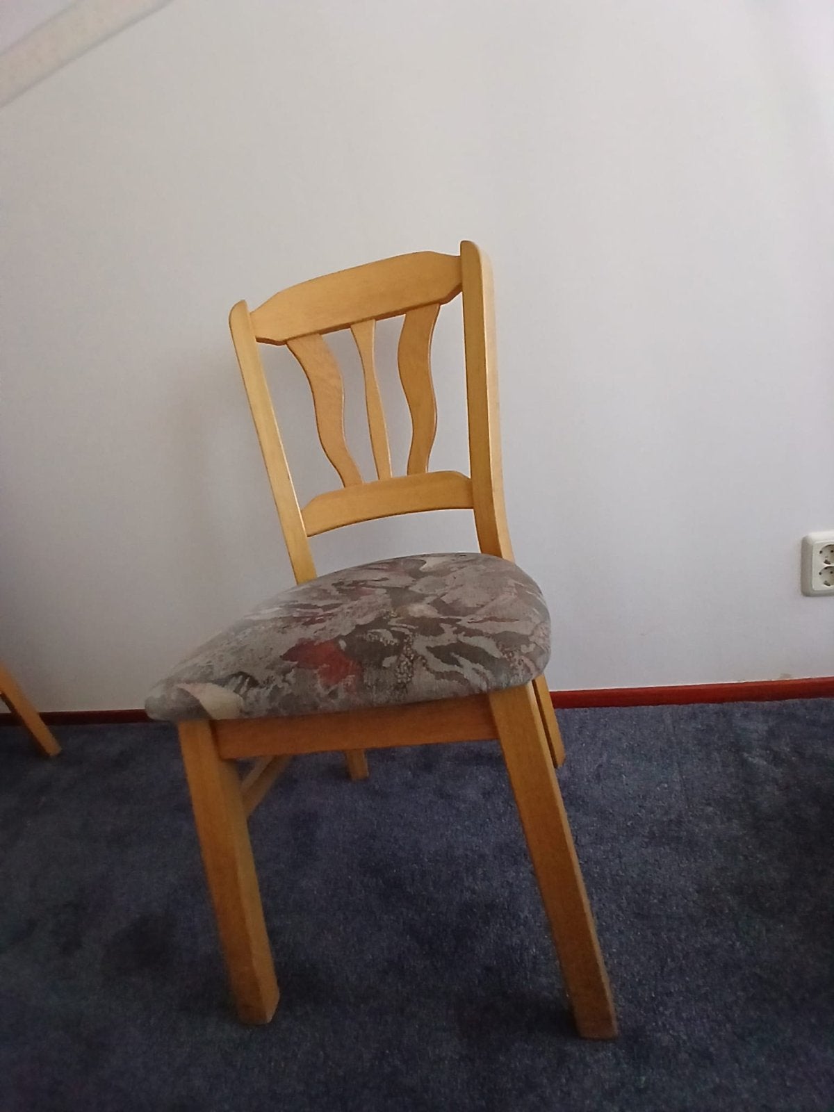 Twee houten eetkamerstoelen met gestoffeerde zitting, Huis en Inrichting, Stoelen, Ophalen, Gebruikt, Twee, Overige kleuren