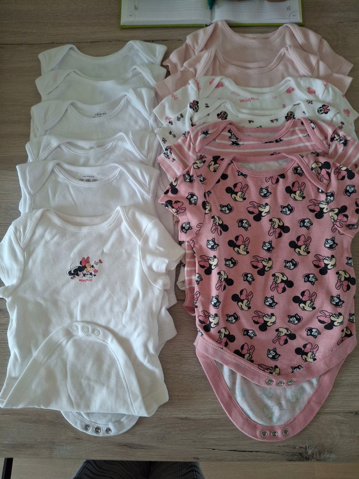 Set van 10 baby rompertjes, wit en roze met Minnie Mouse, Ophalen of Verzenden, Zo goed als nieuw, Primark, Meisje