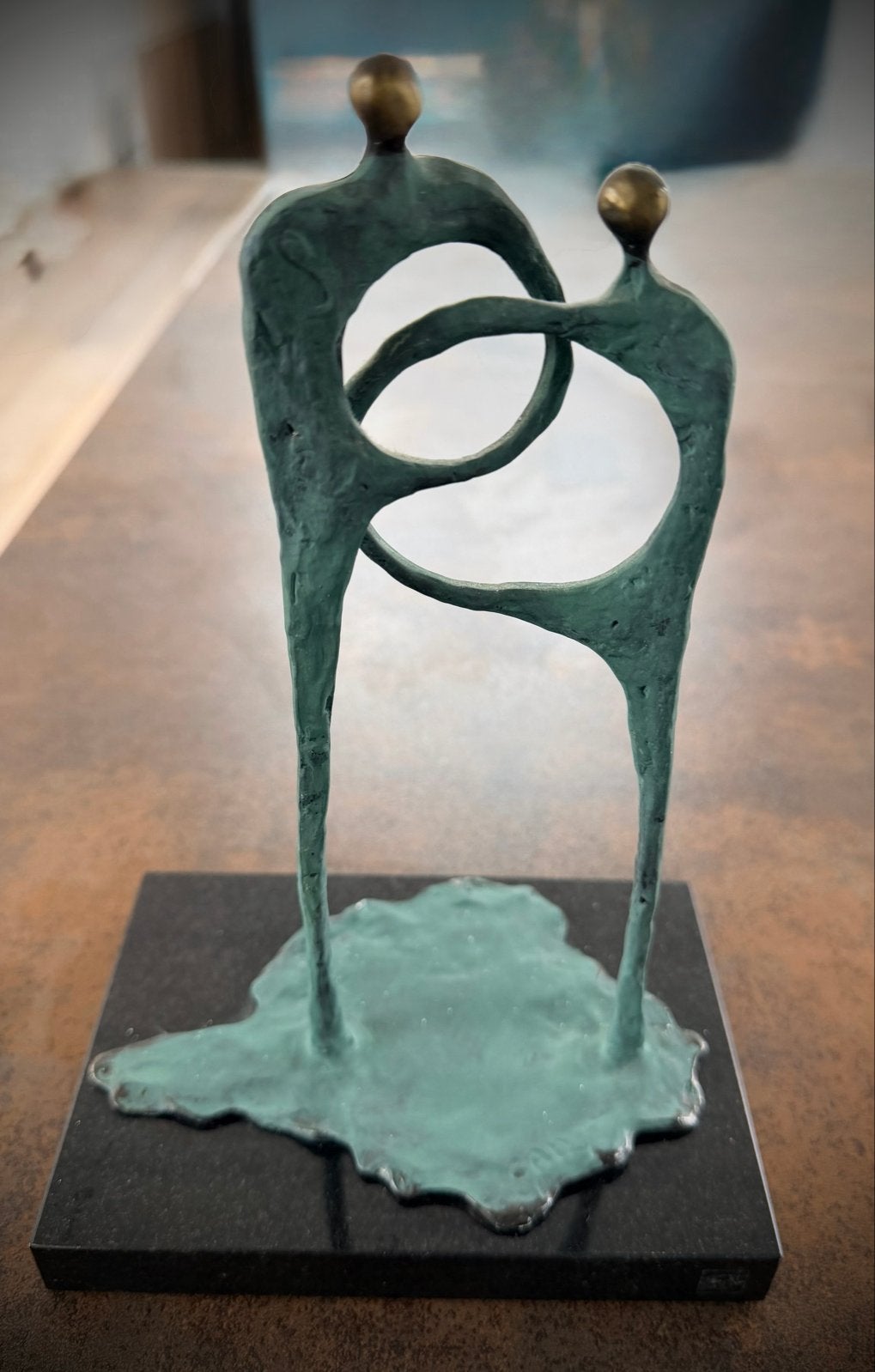 Artihove Bronzen Beeld 'Verbondenheid' op Marmeren Sokkel, Ophalen of Verzenden, 20 - 50 cm, Beeld, Abstract