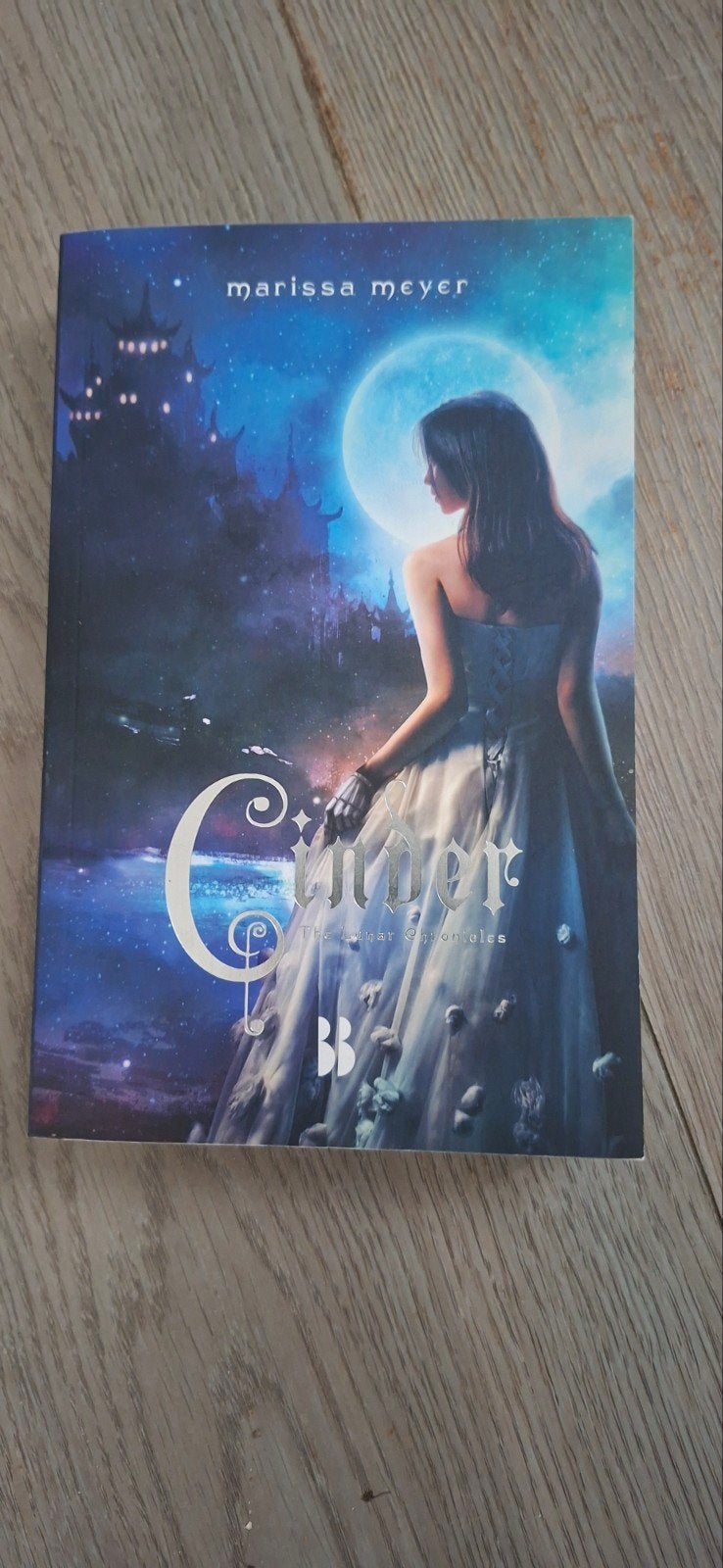 Cinder - The Lunar Chronicles (Marissa Meyer), Boeken, Fantasy, Ophalen of Verzenden, Zo goed als nieuw, Marissa Meyer