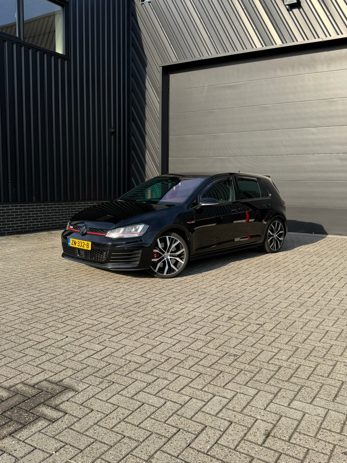 Volkswagen Golf 2.0 TSI 169KW 5D DSG 2016 Zwart, 4 cilinders, 1984 cc, Zwart, 1324 kg