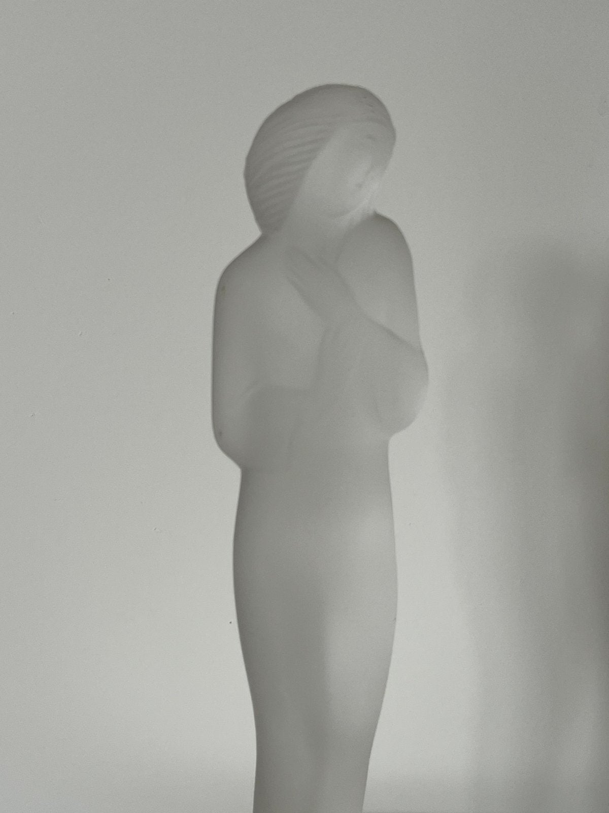 Art Deco beeld 'Shy Girl' Mat Ida Schwetz-Lehmann Schlevogt, Antiek en Kunst, Glas, Wit, Beeld, Ophalen of Verzenden