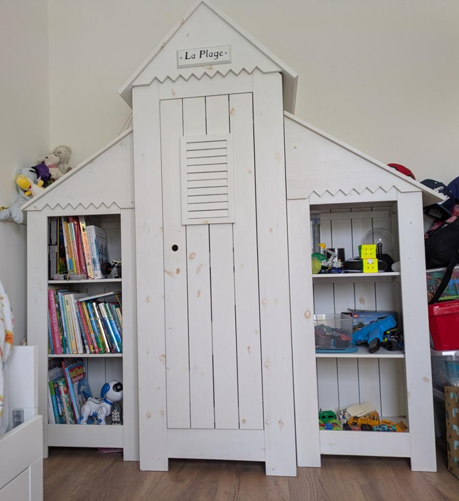 Unieke strandhuisje kast met boekenplanken en hanggedeelte, Kinderen en Baby's, Kinderkamer | Commodes en Kasten, Ophalen, Gebruikt