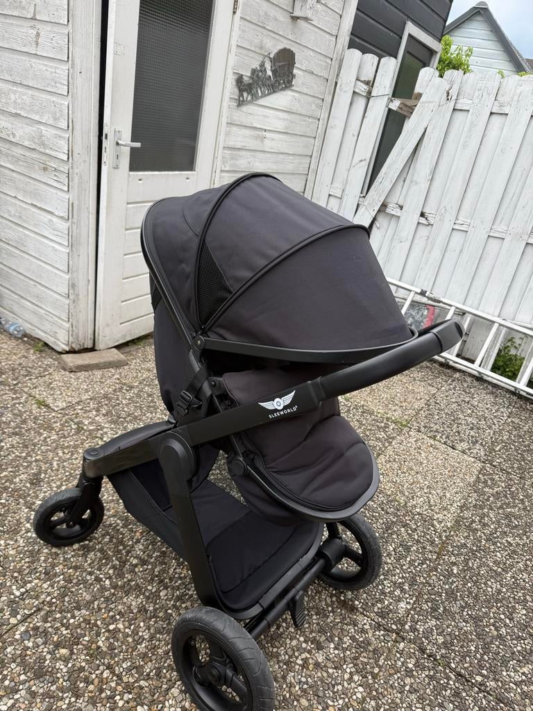 Sleeworld Nieuw Model Kinderwagen - Zwart, Kinderen en Baby's, Kinderwagens en Combinaties, Verstelbare duwstang, Zo goed als nieuw