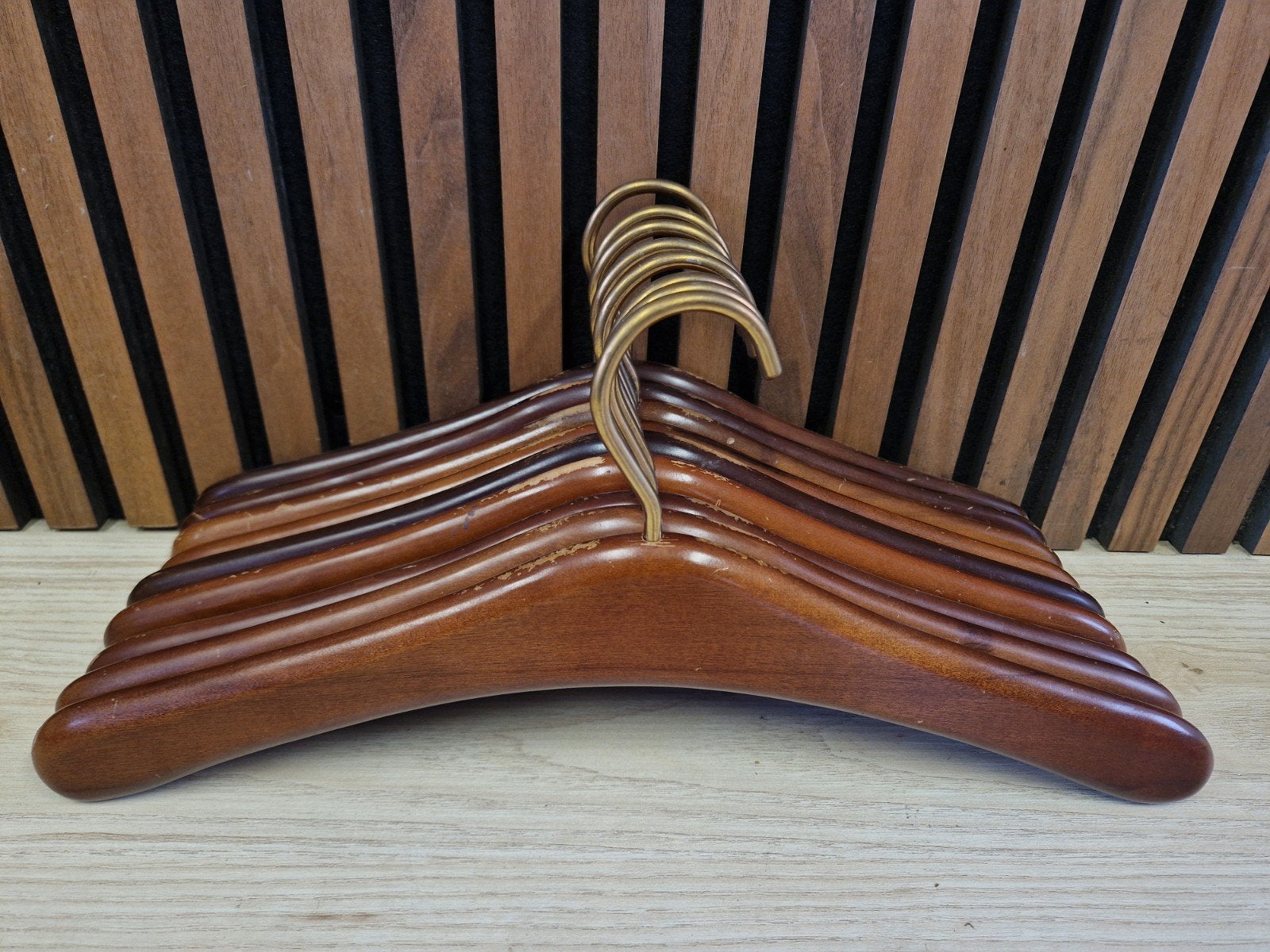 Vintage kledinghangers hout met messing, Ophalen, Gebruikt, Hout, Kinderen en Volwassenen