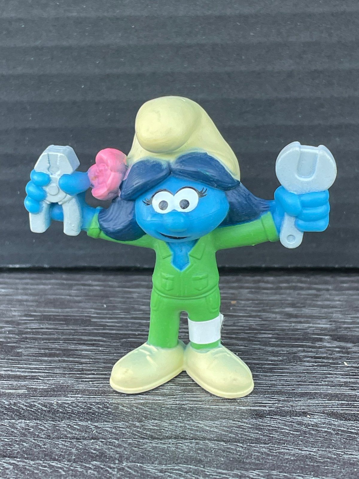 Smurfin met gereedschap - Vintage Smurf figuurtje, Verzamelen, Smurfen, Ophalen of Verzenden, Gebruikt, Smurfin, Poppetje, Figuurtje of Knuffel