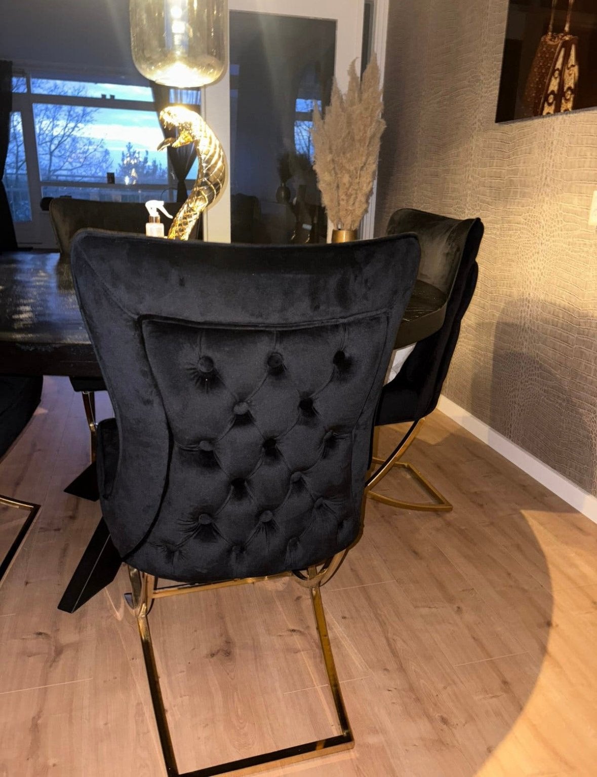 Luxe Zwarte Eetkamerstoel met Goudkleurig Onderstel, Huis en Inrichting, Stoelen, Ophalen, Zwart, Zo goed als nieuw, Metaal