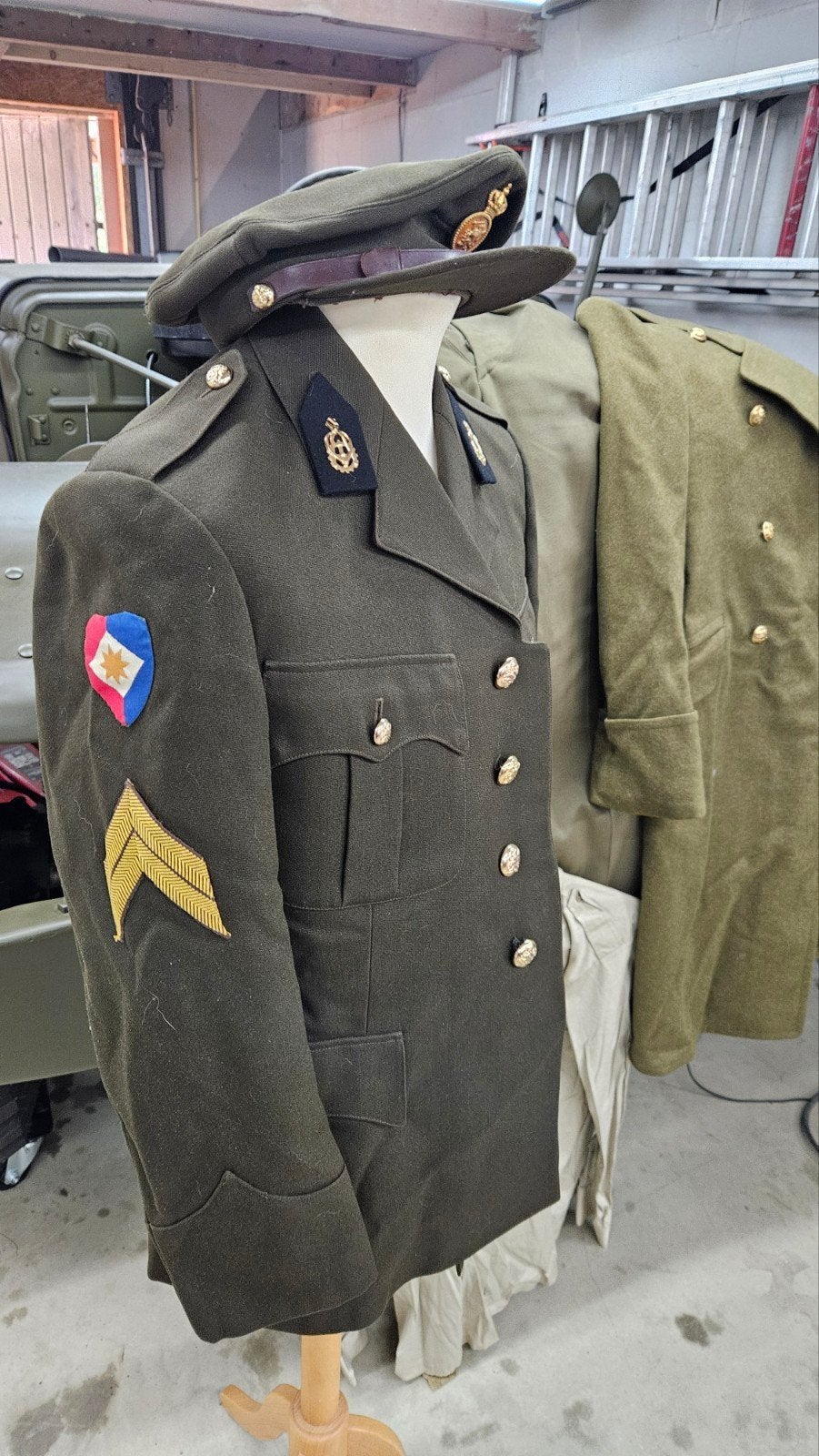 Nederlands uniform en overjas - Landmacht, Ophalen of Verzenden, Landmacht, Nederland, Kleding of Schoenen