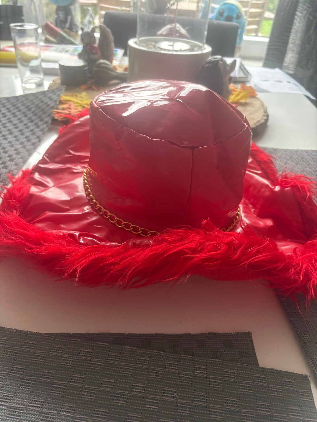 Cruella de Vil kostuumhoed rood met bont en ketting, Ophalen of Verzenden, Nieuw, Carnaval, Accessoires