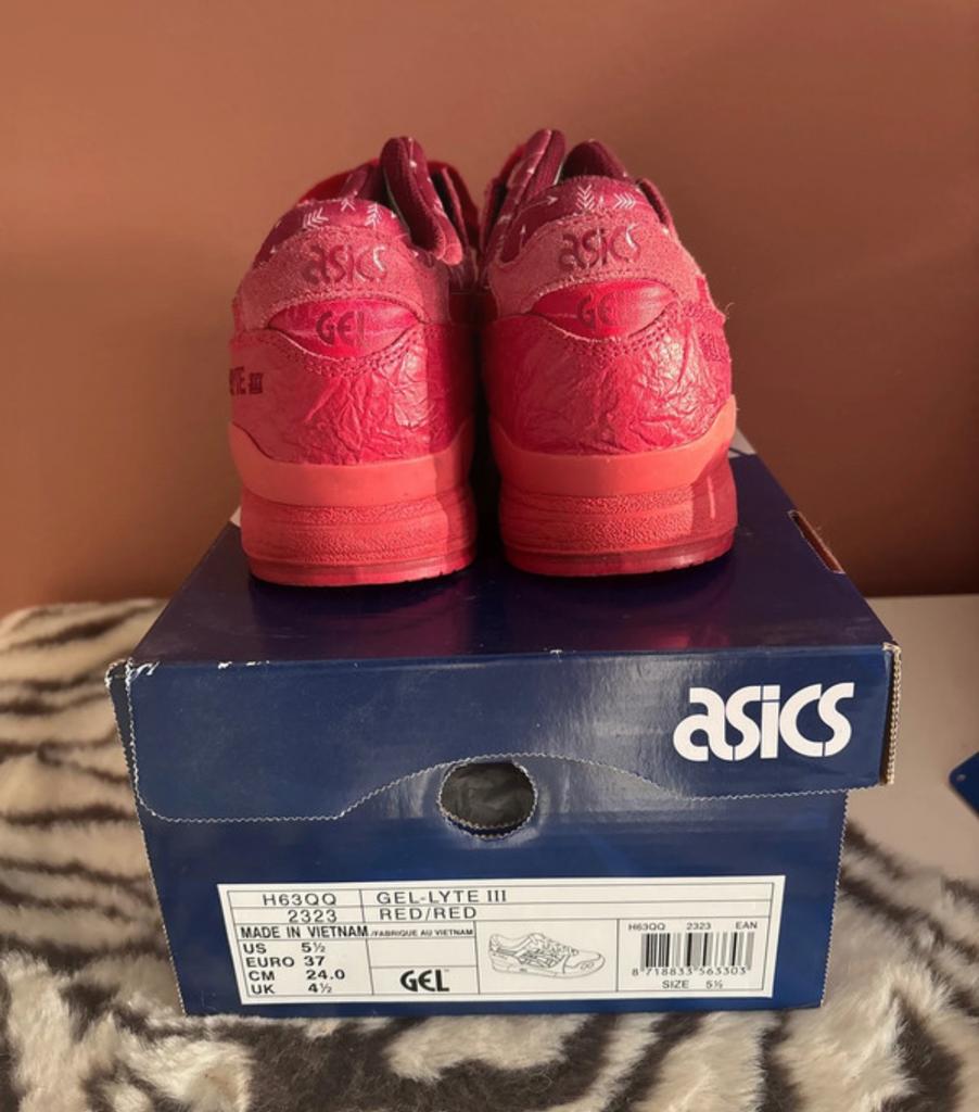 Asics rode Valentine editie sneakers, Ophalen of Verzenden, Zo goed als nieuw, Rood, Sneakers of Gympen