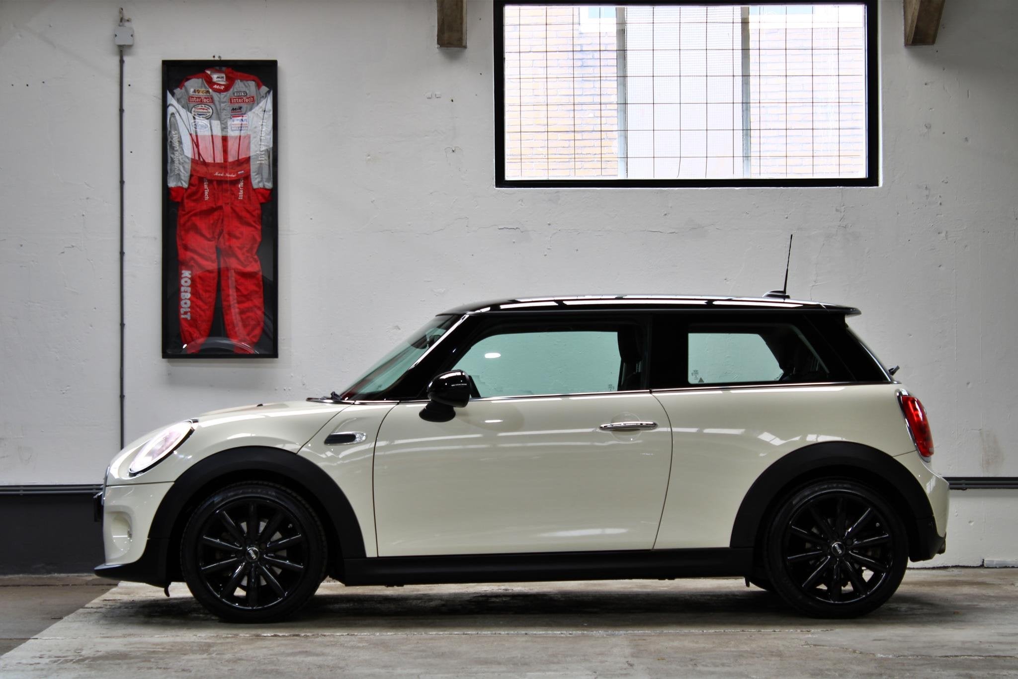 MINI 3-Deurs 1.5 Cooper Business | LED | Keyless entry | NL, Auto's, Dealer onderhouden, Gebruikt, Met garantie (alle), 4 stoelen