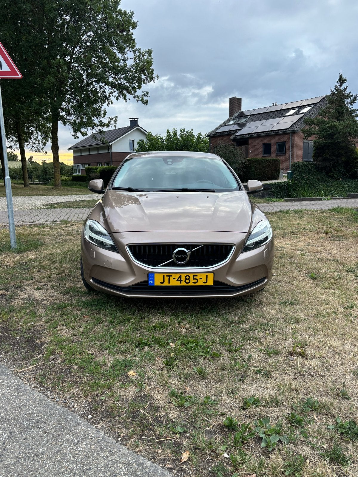 Volvo V40 D2 2.0 88KW/120PK Aut-6 2016 Bruin, Auto's, Volvo, Dealer onderhouden, 4 cilinders, Bluetooth, 1353 kg