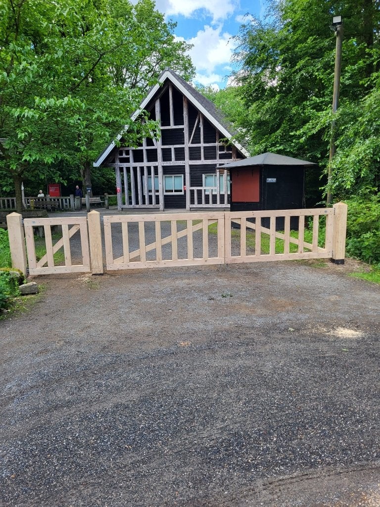 DEMO MODEL Eiken dubbel hekwerk met looppoort "Modern", Tuin en Terras, Tuinpoorten, Ophalen, 100 tot 150 cm, Nieuw, Hout