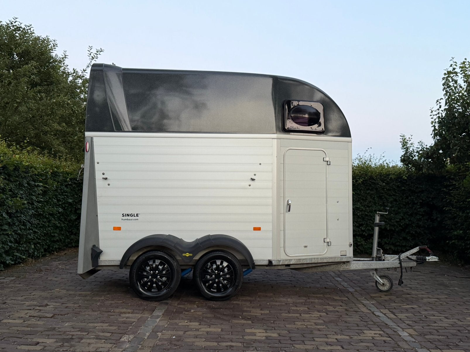 Mooie 1.5 paards humbaur single vol aluminium met zadelkamer, Ophalen, Aluminium, Zo goed als nieuw, 5453SL