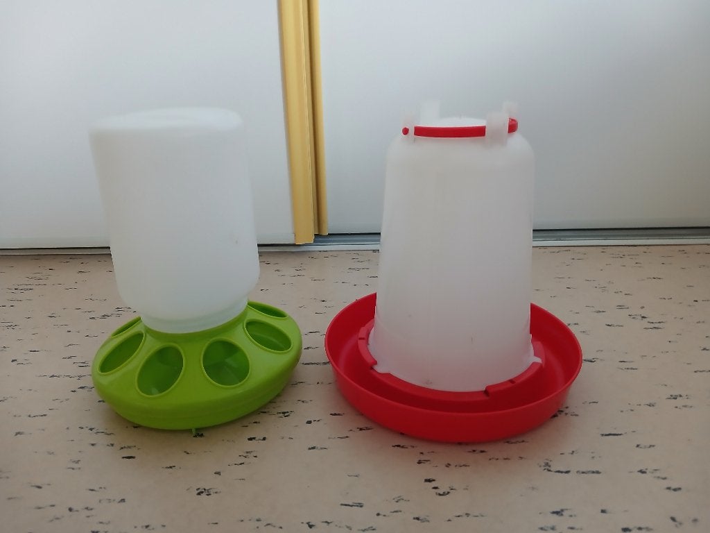 bajonetdrinker en -voerbak v kuikens en krielkippen, Dieren en Toebehoren, Ophalen of Verzenden, Zo goed als nieuw