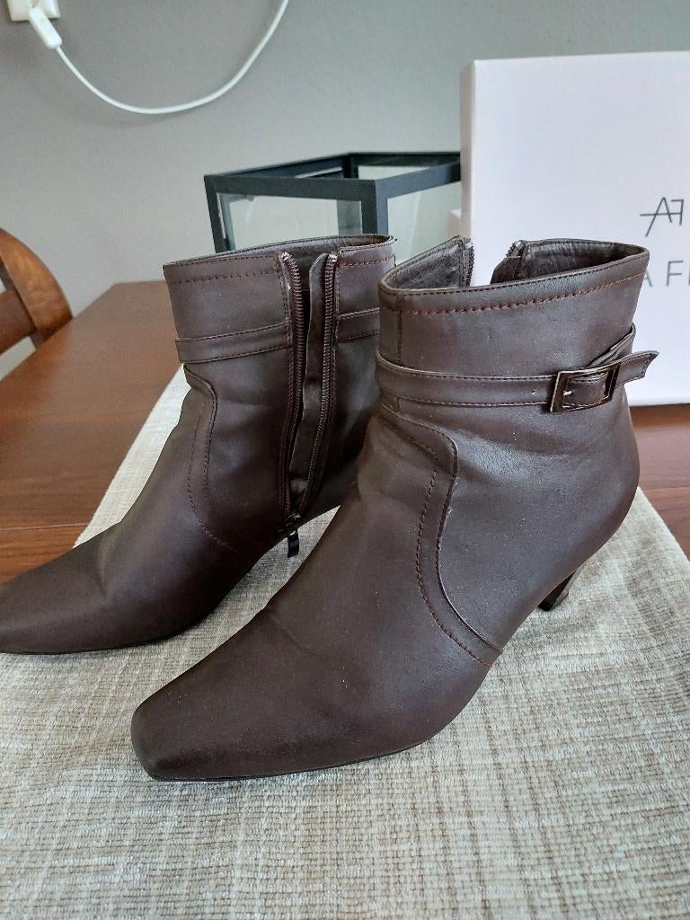 1 paar bruine leren dames laarskjes maat 42, Bruin, Ophalen of Verzenden, Zo goed als nieuw, Schoenen met hoge hakken