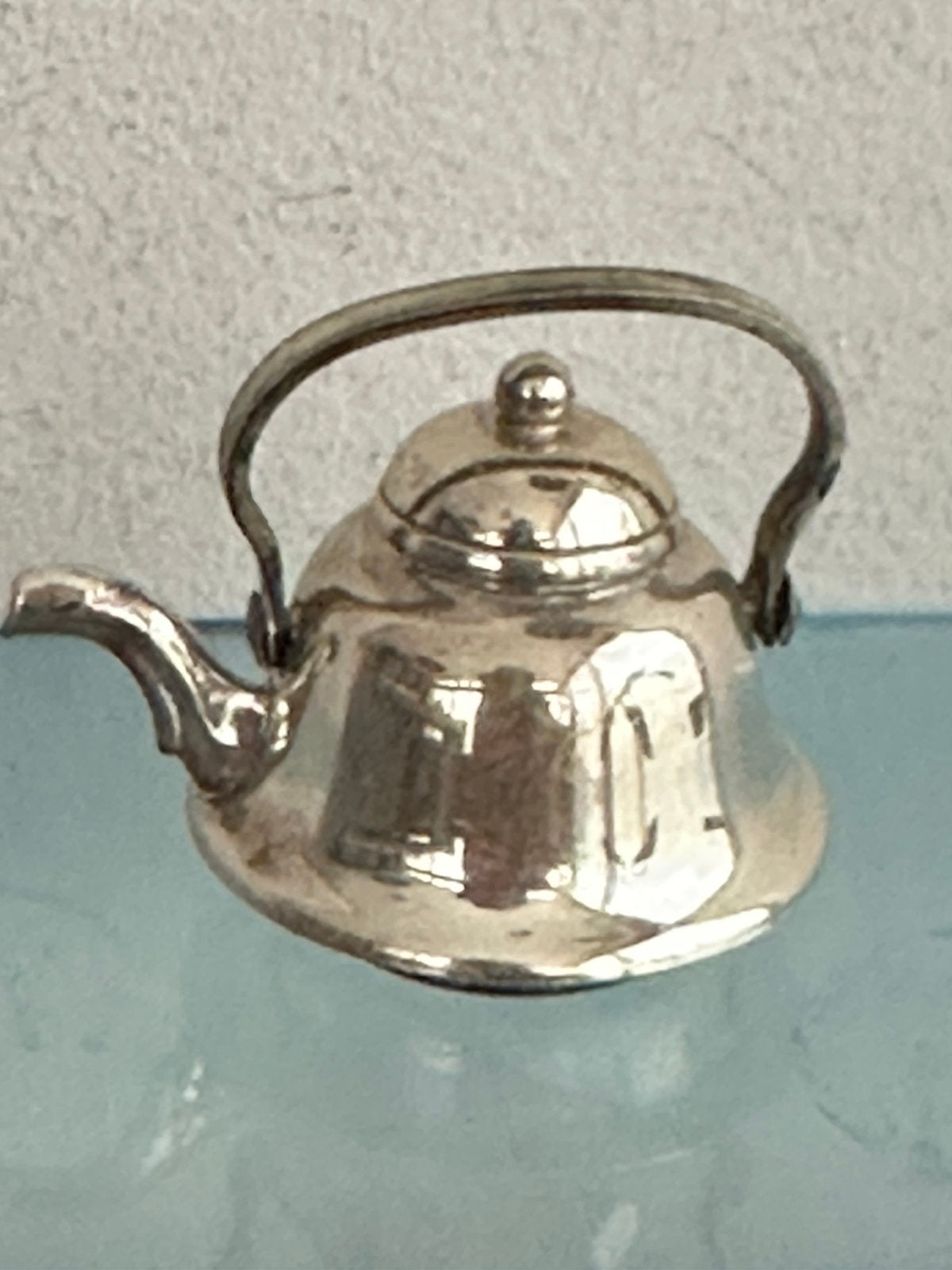 Verzilverd miniatuur beeldje keteltje, Verzamelen, Overige Verzamelen, Ophalen of Verzenden, Gebruikt