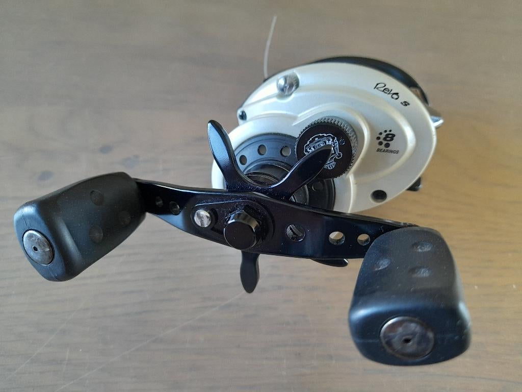 Te koop ABU REVO S L linkshandige reel zeer mooi, Watersport en Boten, Hengelsport | Algemeen, Ophalen of Verzenden, Zo goed als nieuw