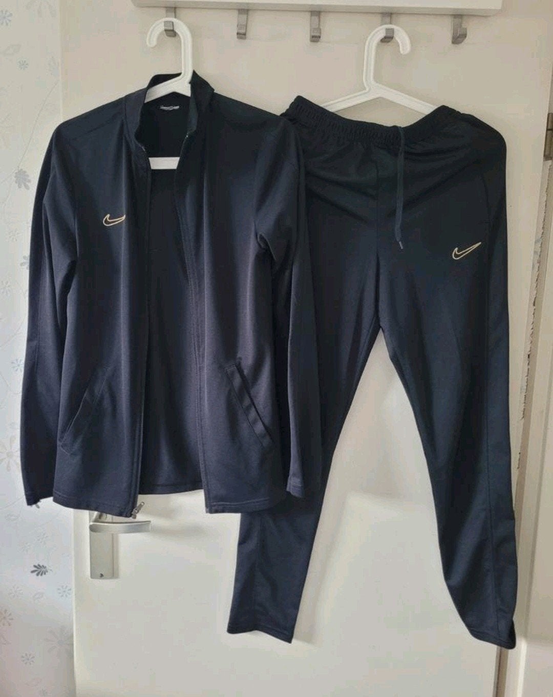zwart trainingspak van Nike, Jongen of Meisje, Ophalen of Verzenden, Zo goed als nieuw, Setje