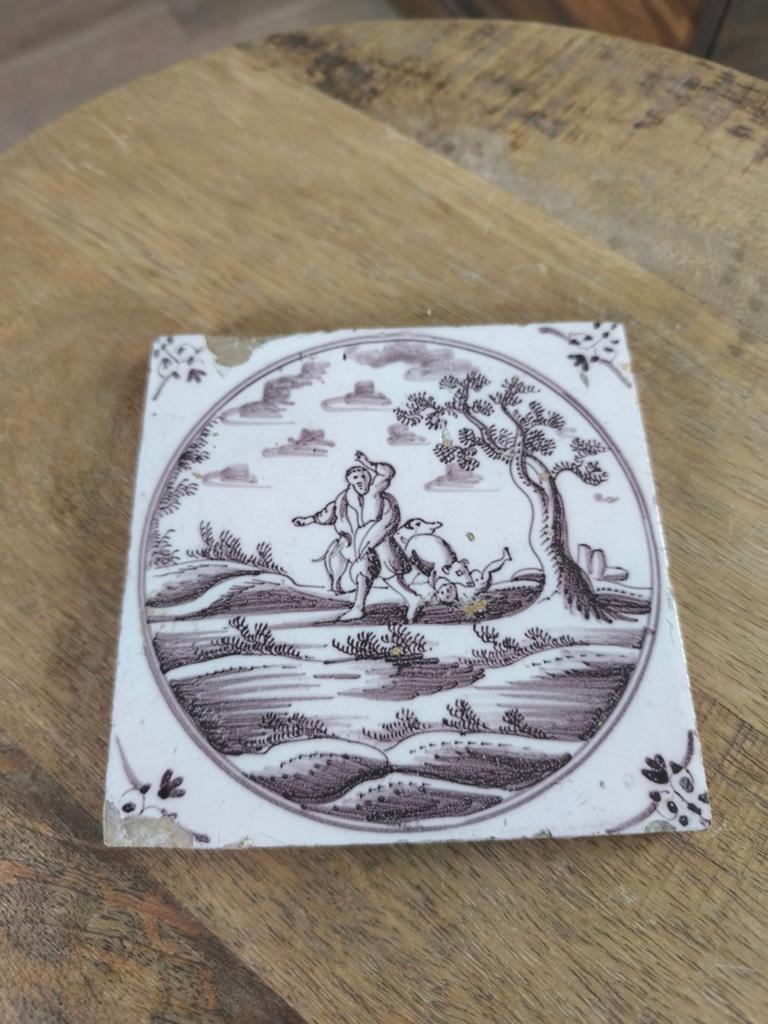 Antieke mangaan tegel met bijbelse voorstelling, Antiek en Kunst, Antiek | Wandborden en Tegels, Ophalen of Verzenden