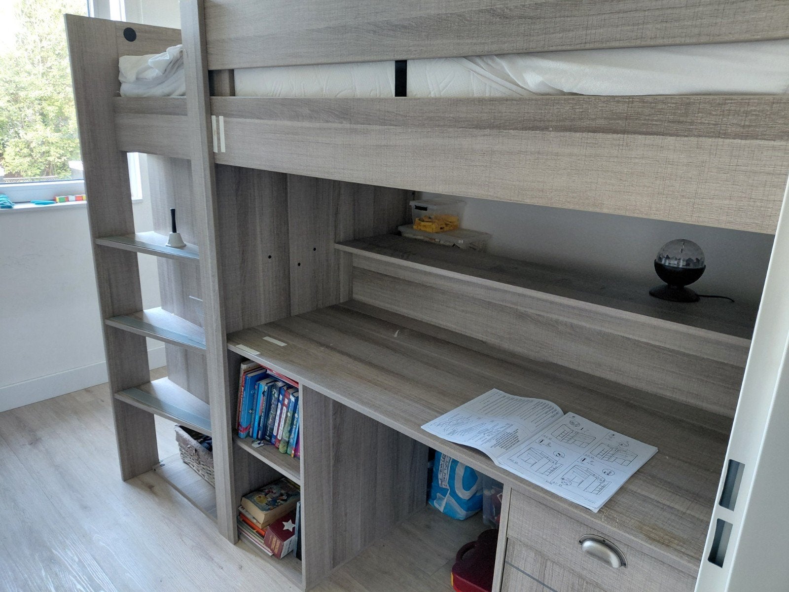 Hoogslaper met bureau, kast en lichte gebruikssporen