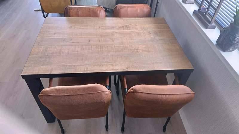 Complete eethoek tafel + 4 stoelen (1 jaar oud), Ophalen, Zo goed als nieuw, 4 tot 6 stoelen