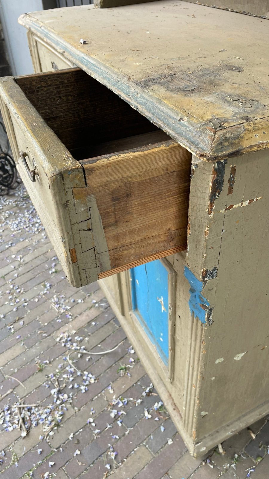 Foto 13 van BARNFIND: brocante kast/keukenkast/buffetkast/servieskast