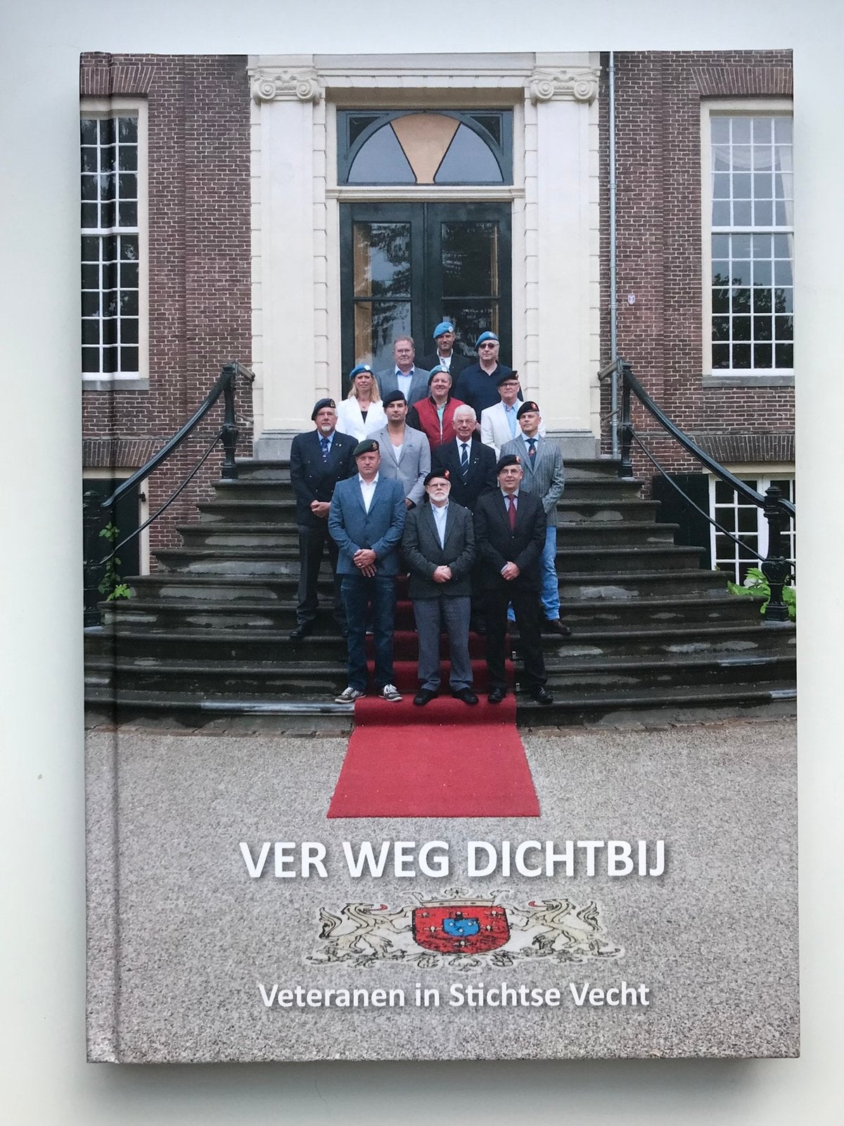 Ver weg dichtbij - Ineke Vernimmen en Gerda Mensink, Ophalen of Verzenden, Tweede Wereldoorlog, Zo goed als nieuw