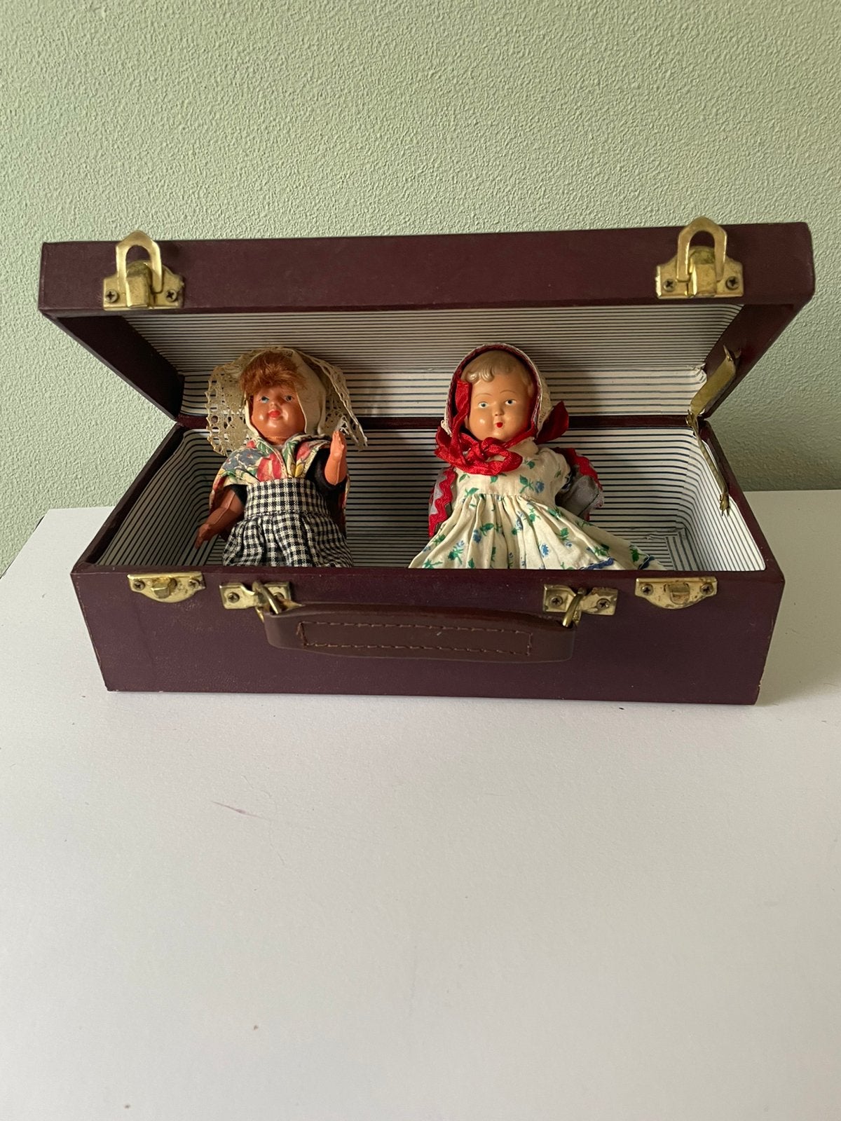 Poppen reiskoffertje met poezieplaatjes en 2 popjes, Verzamelen, Ophalen of Verzenden, Gebruikt, Pop