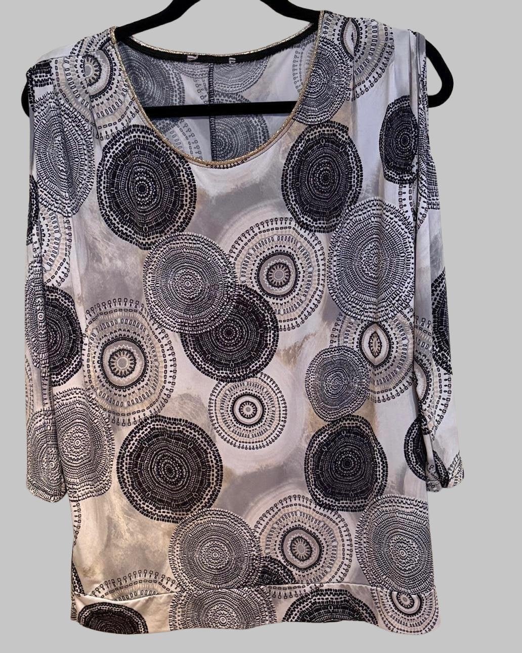 Stijlvolle top met cirkelprint en open schouders Cassis, Kleding | Dames, Tops, Verzenden, Maat 42/44 (L), Zo goed als nieuw, Lange mouw