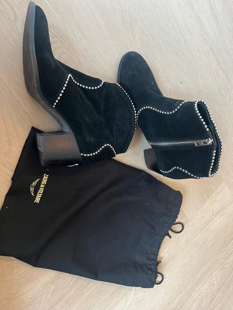 Zadig & Voltaire "Molly" Suede Studded Boots Incl. Stofzak, Zadig & Voltaire, Zwart, Lage of Enkellaarzen, Ophalen of Verzenden