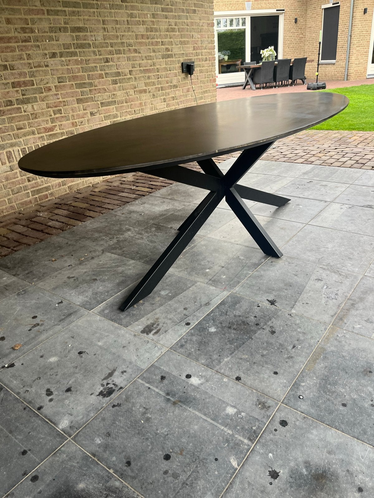 Ovale eettafel met zwart blad en stalen onderstel, Huis en Inrichting, Tafels | Eettafels, Gebruikt, 100 tot 150 cm, 200 cm of meer
