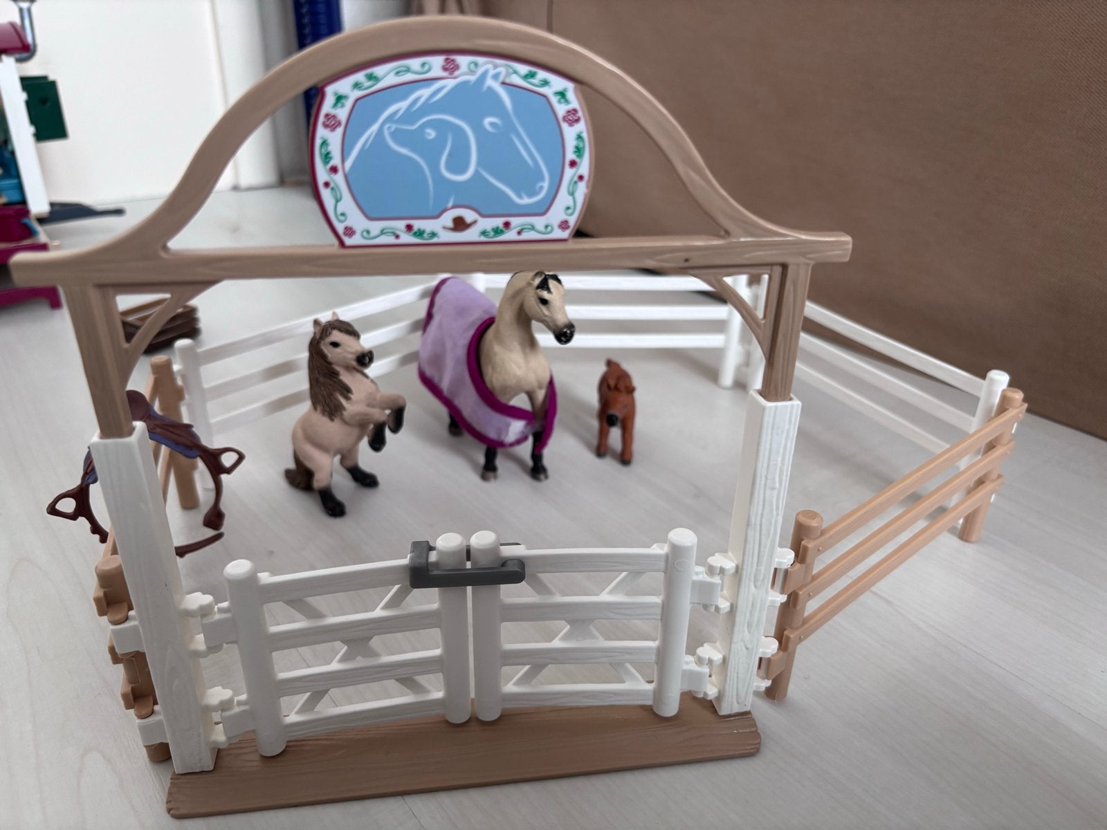 Schleich paarden set: huifkar, boxen, terreinwagen, paarden, Ophalen, Zo goed als nieuw, Jongen of Meisje