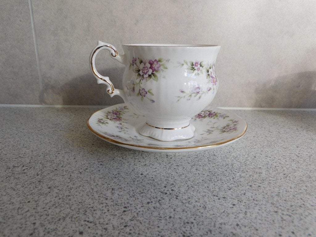 Kop en schotel Fine Bone China Chantilly by Elizabethan, Ophalen of Verzenden, Zo goed als nieuw, Porselein, Kop en/of schotel